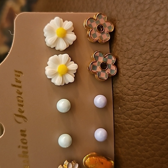 Vintage Coquette Daisy Heart Ball Post Earring Set - Picture 3 of 3